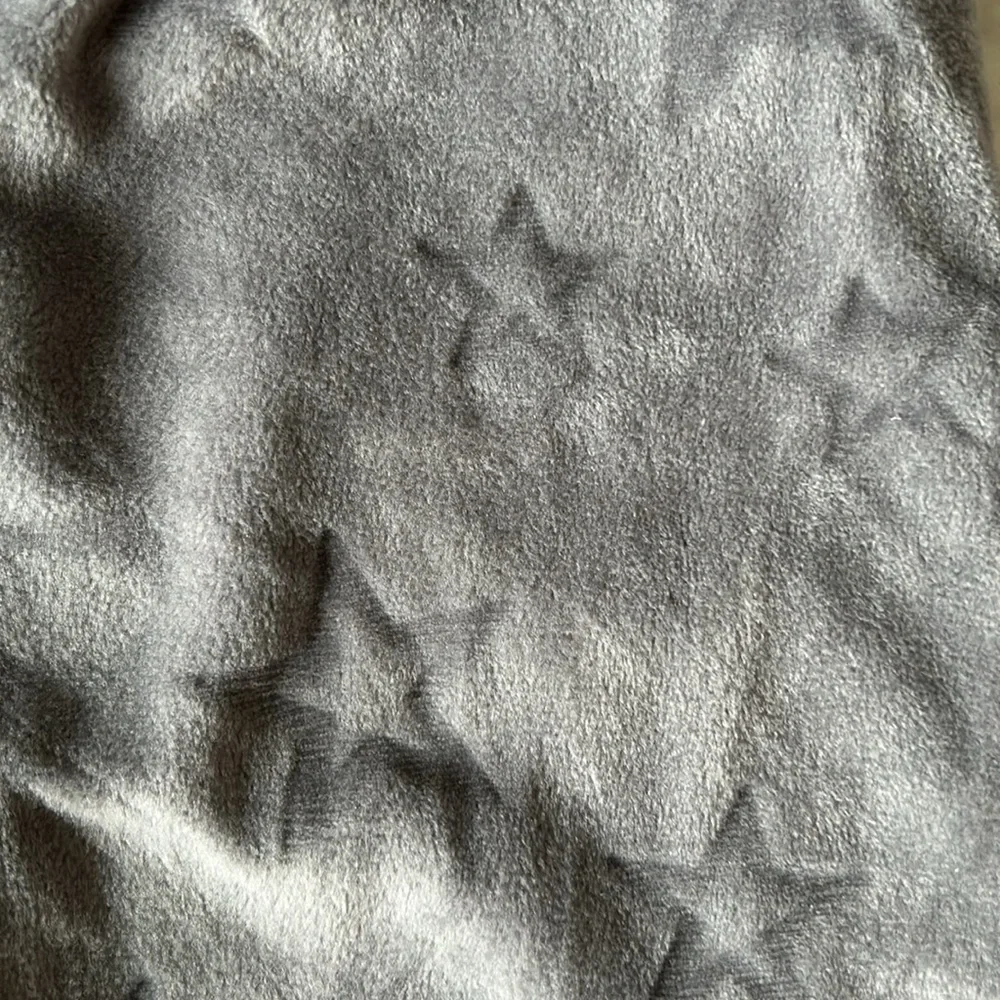 💫 Sleep on it velour sleep set toddler size 3T dark grey with star imprint.